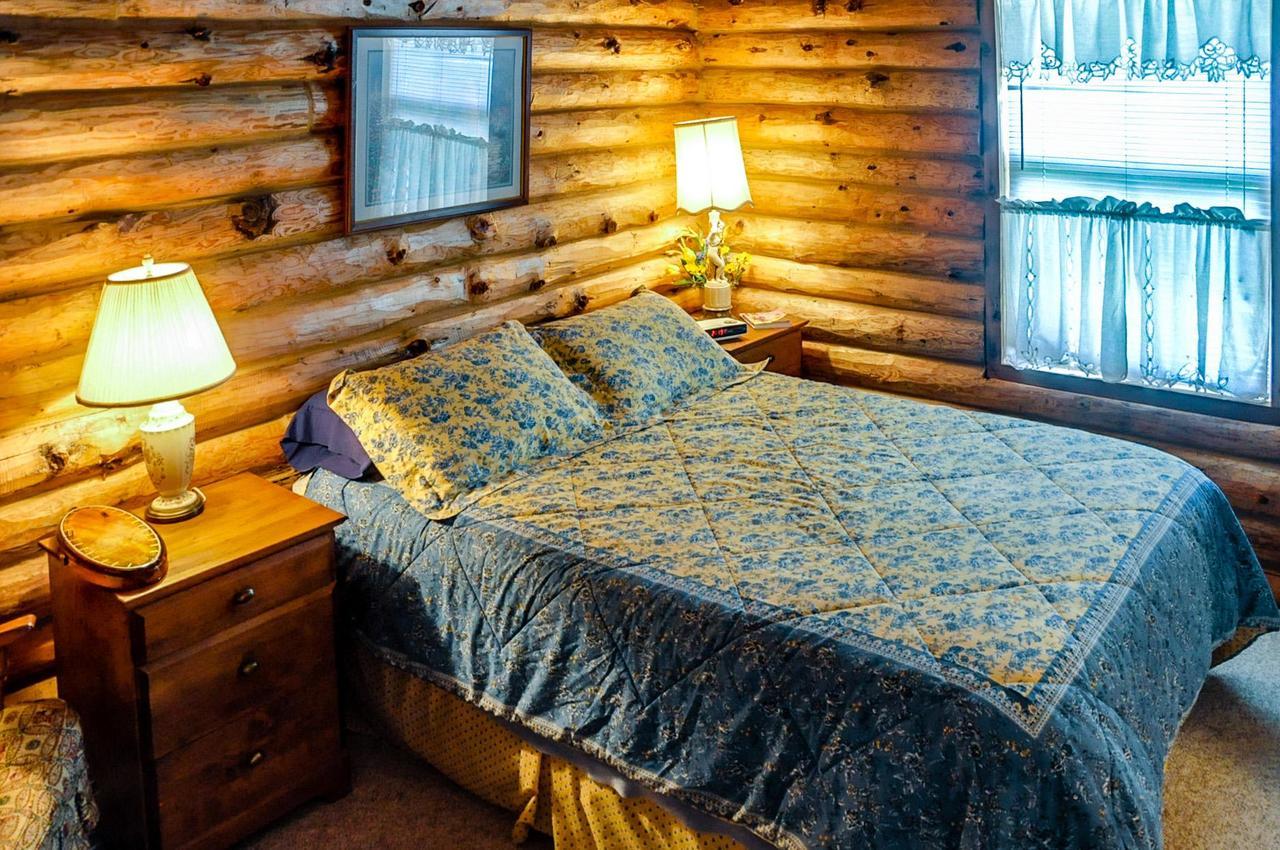 Log Home On Lopez-Spencer Spit Port Stanley Exteriör bild